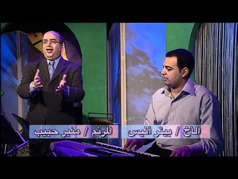 رجل يده اليمنى يابسة